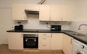 Ideal 2 Bed Flat Close To City